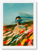 تابلو تکی راویتا طرح دختر در میان گل‌های رنگی – Girl Among Colorful Flowers کد 3969
